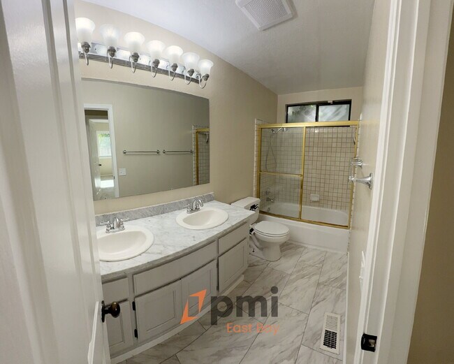 Building Photo - Well-Maintained 4-Bedroom Home in Prime Va...