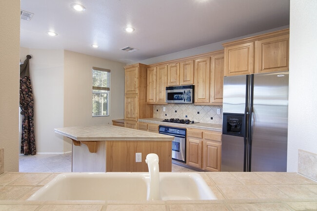 Building Photo - SUMMERLIN Home 3 Bedrooms + Small Loft - M...