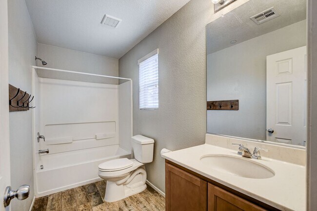 Building Photo - Beautiful 3 Bedroom in Gated Community!