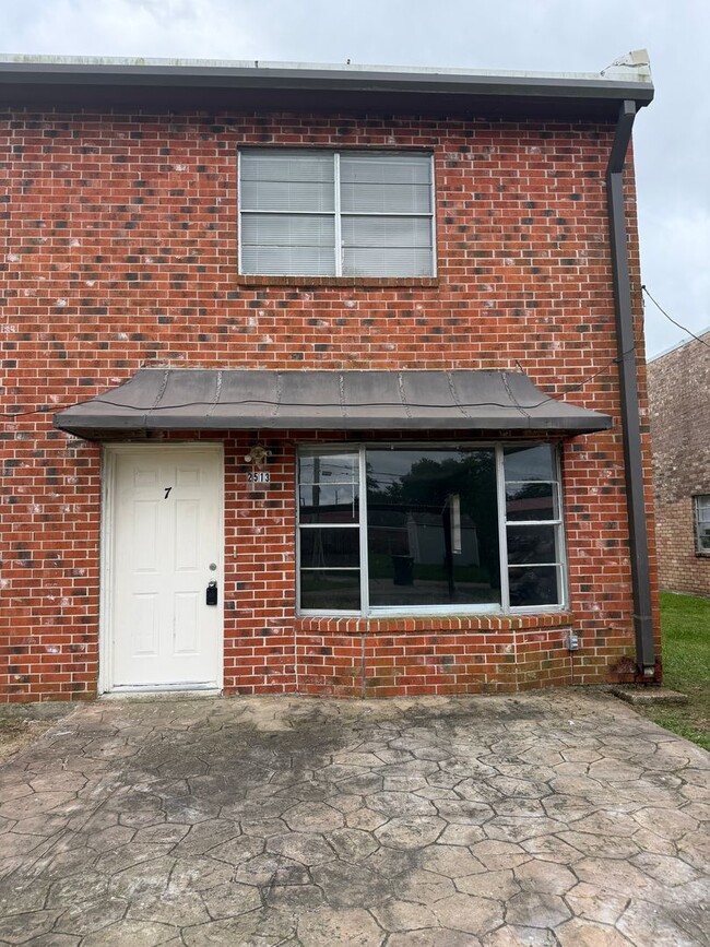 Building Photo - Spacious, 2 story townhouse