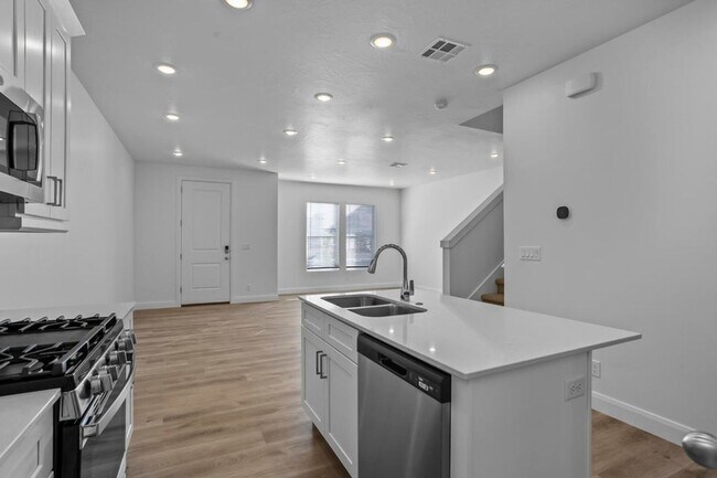 Building Photo - Beautiful 3 Bedroom Townhome in Desert Col...