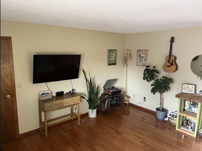 Building Photo - Bright 2 Bed, 1 Bath Home with Garage & Fenced Yard in Fort Collins