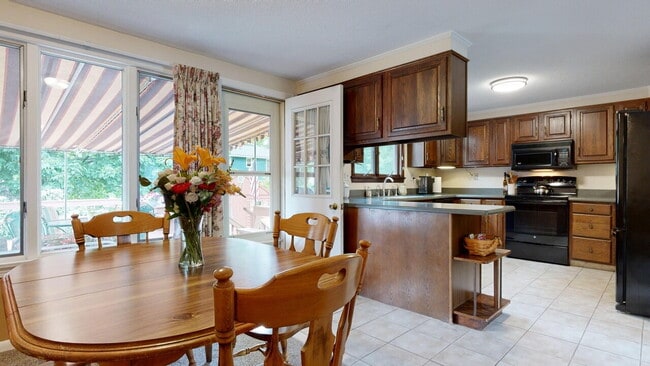 Building Photo - 3 bed, 2 bath house with solar panels! No ...