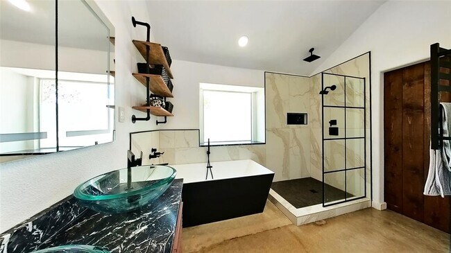 Building Photo - 2708 Kingsland Way