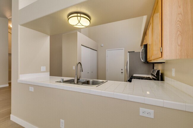 Building Photo - SW BEAUTY*2 BEDROOMS*OPEN FLOORPLAN*COMMUNITY POOL, GATED*CHECK THIS HOME OUT TODAY!