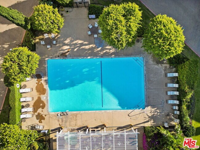 Building Photo - 23924 De Ville Way