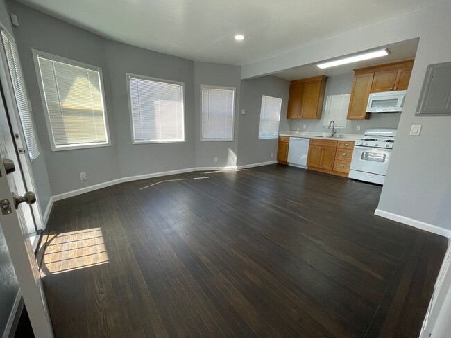 Building Photo - Move in ready  - Updated 2 bedroom, 1 bath...