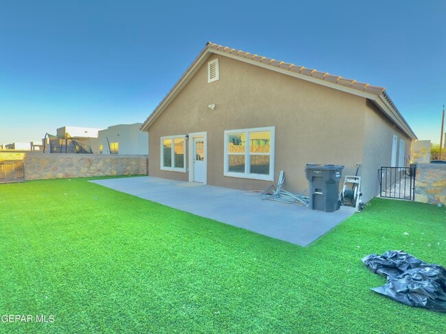 Building Photo - 13877 Paseo Perlas Dr