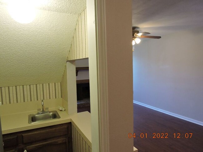 Building Photo - Great Condo Close to Southgates of  LSU
