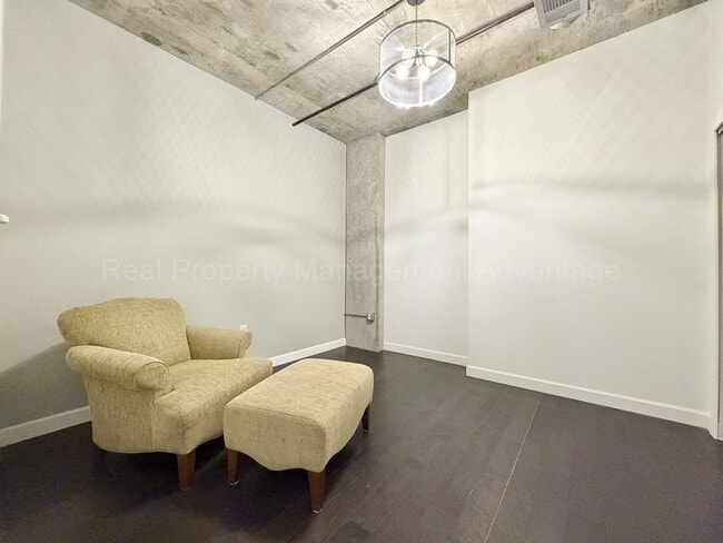 Building Photo - 2BR/2BA Skylofts Condo with Balcony & Garage Parking