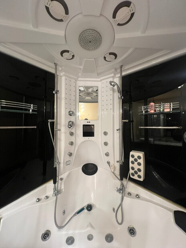 Building Photo - 860 Gardner St