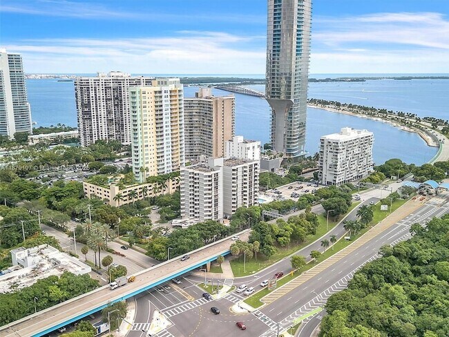 Building Photo - 2501 Brickell Ave