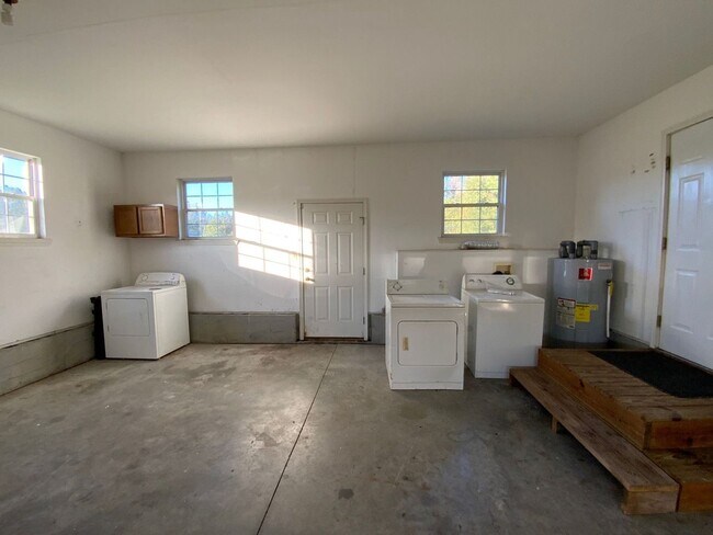 Building Photo - 3 BR 2 BA Southwest
