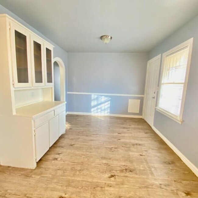 Building Photo - $0 First Month's Rent / $0 Deposit at Move-in