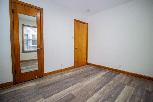 Building Photo - 212 E 142nd Pl