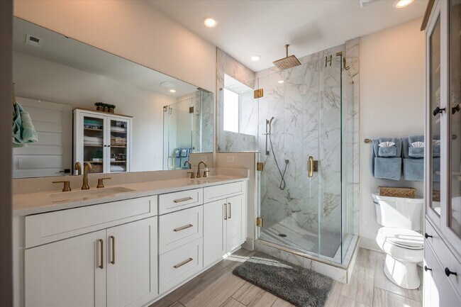 Building Photo - Luxury Living with amazing views!