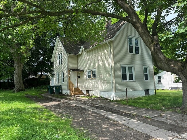 Primary Photo - 25 Lewis St