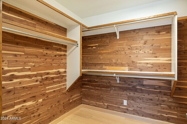 Building Photo - 8643 E Sandalwood Dr