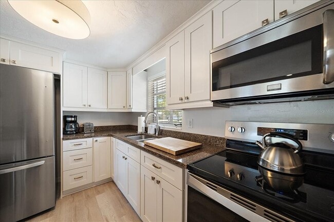 Building Photo - 2650 Leafy Ln