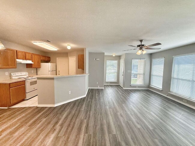 Building Photo - Spacious 3 Bedroom, 2 Bath Duplex with 1-C...