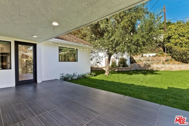 Building Photo - 2400 Glendower Ave