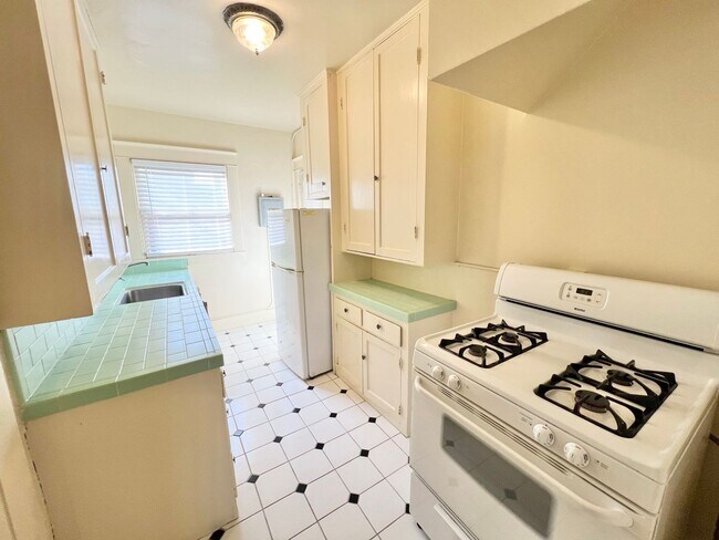 Building Photo - Lower Level 1 Bedroom with Den/Office in Alamitos Beach Apartment