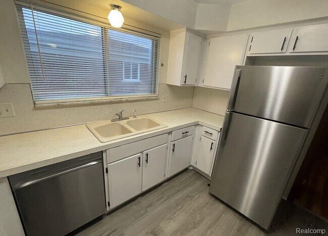 Building Photo - 34660 MacDonald Dr