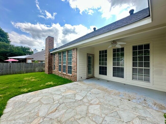 Building Photo - Stunning 3-Bedroom Home in Prime South Tyl...