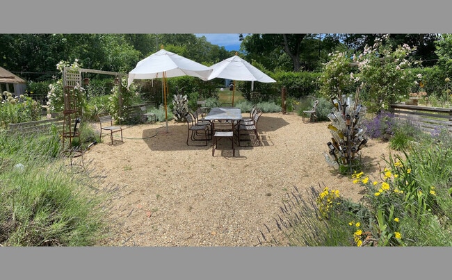 Building Photo - 195 Kings Point Rd