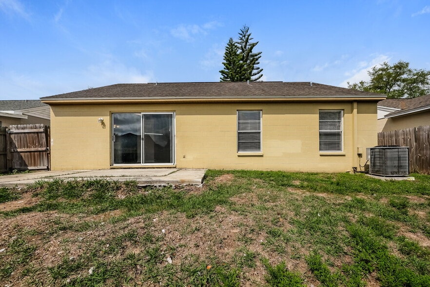 Building Photo - 317 Regal Park Dr