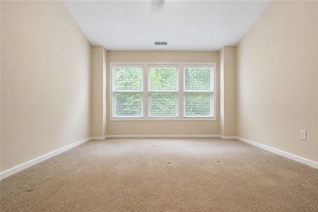 Building Photo - 2132 Greencrest Cir
