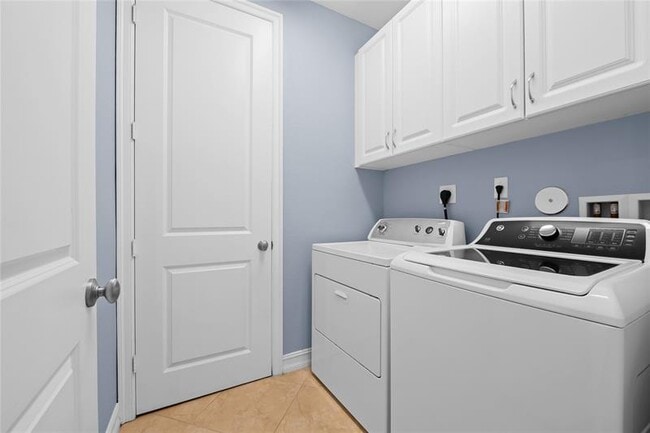 Building Photo - 10810 NW 74th Dr