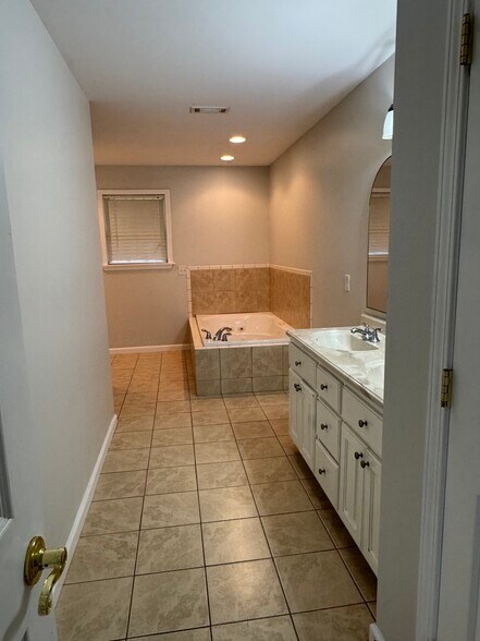 Building Photo - 224 Brookside Dr