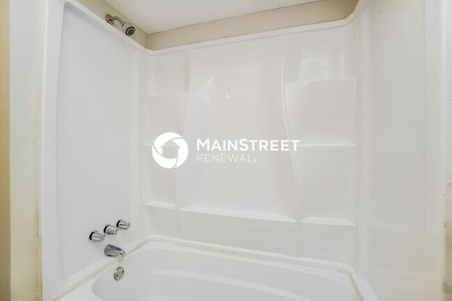 Building Photo - 3 Bedroom Pet-Friendly Home in COLUMBUS, OH with Main Street Renewal