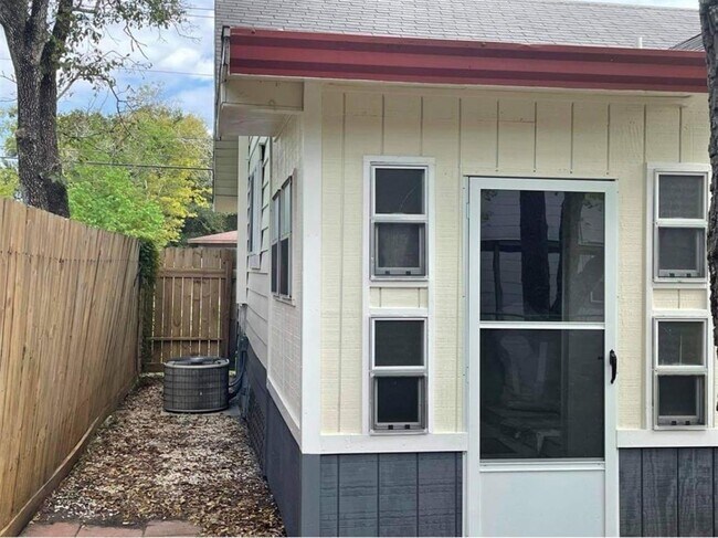 Building Photo - 903 N Valderas St