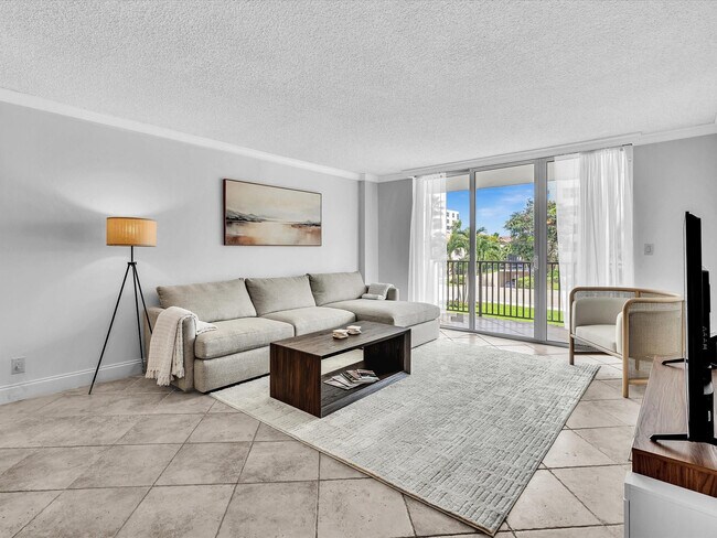 Building Photo - 1150 Hillsboro Mile