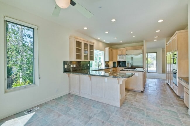 Building Photo - Large 3,767 sqft home on a 10,000 sqft lot- 2 bed located on 1st floor w/ separate entrance - Top...