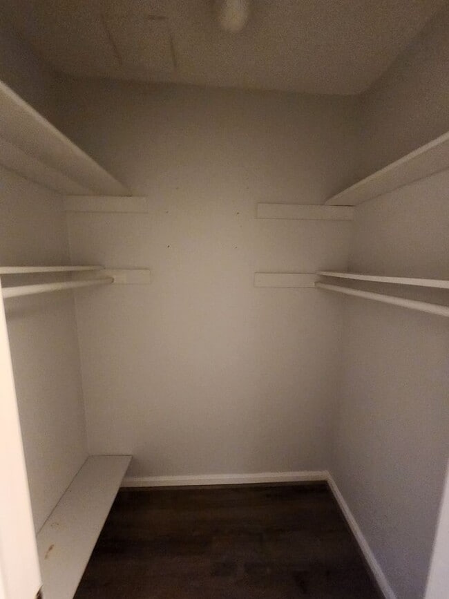 Building Photo - Adorable 2 bedroom 1 bath with spacious closets, detached garage, and updated floors!!