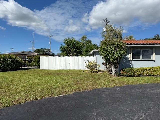 Building Photo - 1553 W River Dr