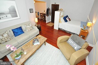 Building Photo - 906 S Washington St