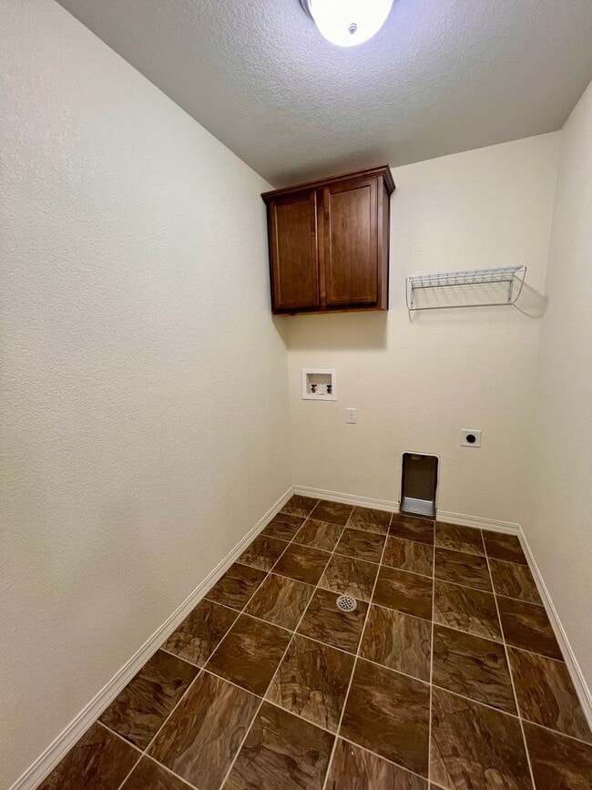 Building Photo - Gorgeous 4 Bedroom Home close to Peterson!