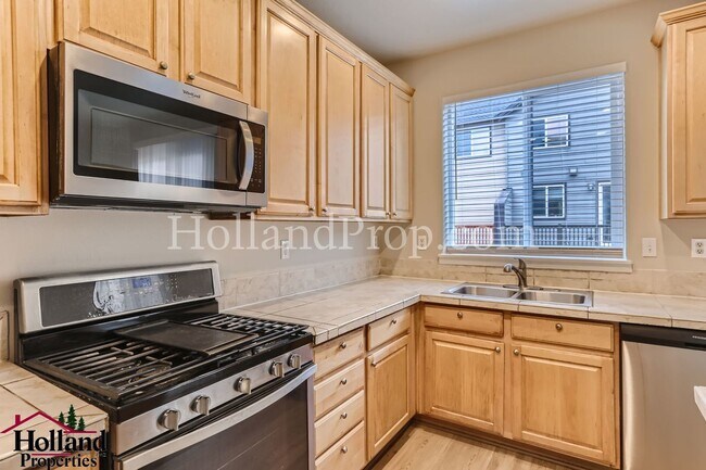 Building Photo - Stunning 4-Bedroom Townhouse with Dual Master Suites and Convenient 2-Car Garage in Hillsboro!
