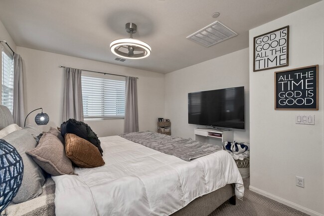 Building Photo - 2211 Solara Ln