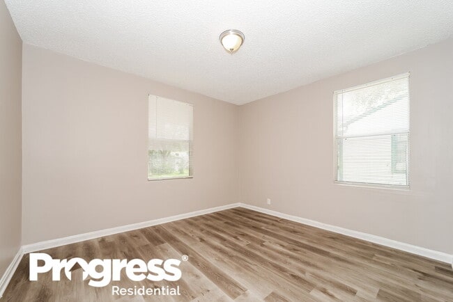 Building Photo - 2331 Westbrook Cir N