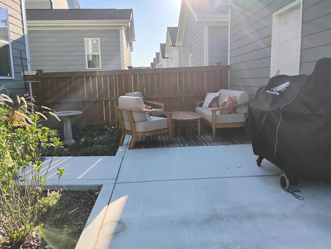 Building Photo - 353 Wash Holw Dr