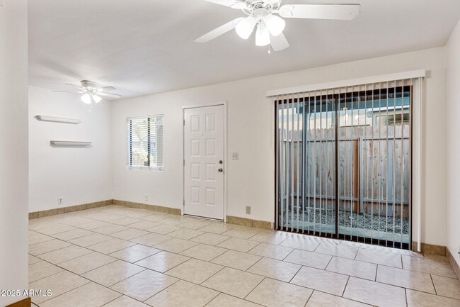 Building Photo - 286 W Palomino Dr