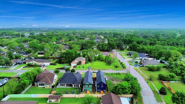 Building Photo - 3810 Hiford Dr