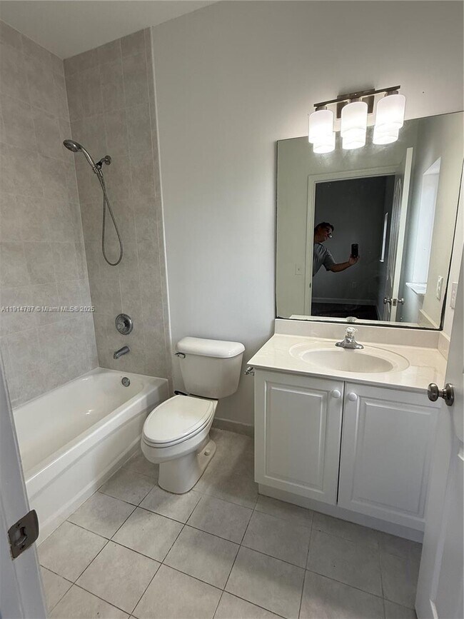 Building Photo - 4157 NE 14th St