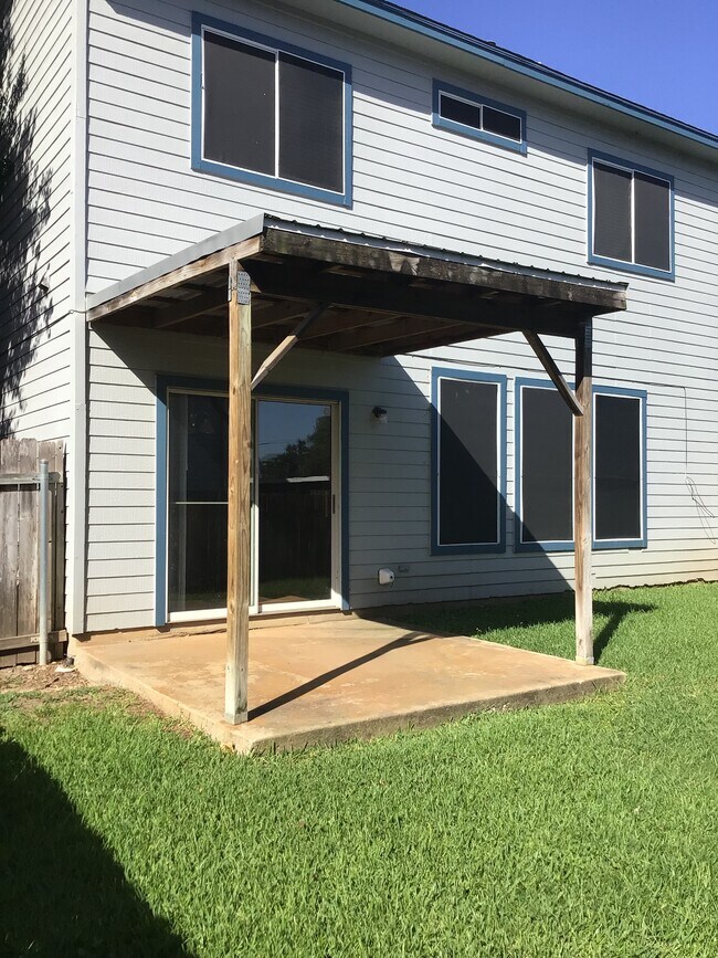 COVERED REAR PATIO - 2913 Whisper Oaks Ln
