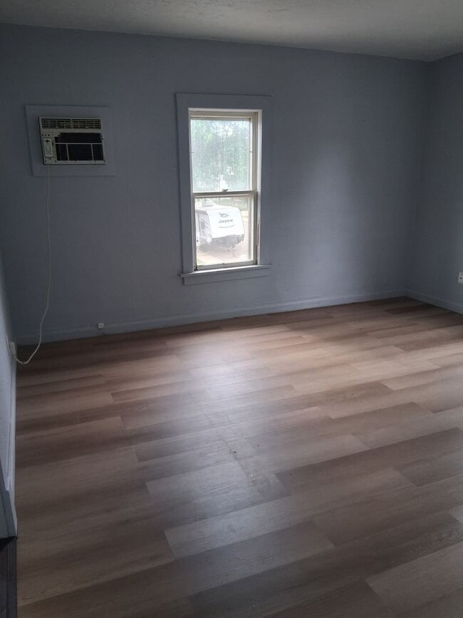 Building Photo - Chariming 2 bedroom Duplex in Quiet Neighborhood
